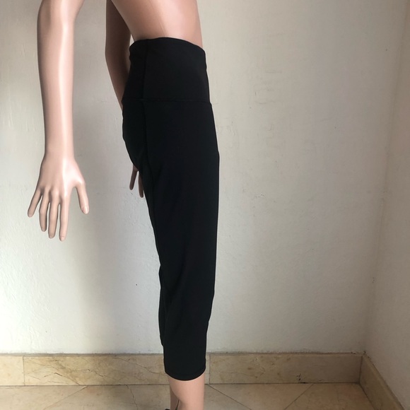 Victoria’s Secret Victoria Sport Black Capri Activewear Leggings Women’s Size L - Picture 4 of 16